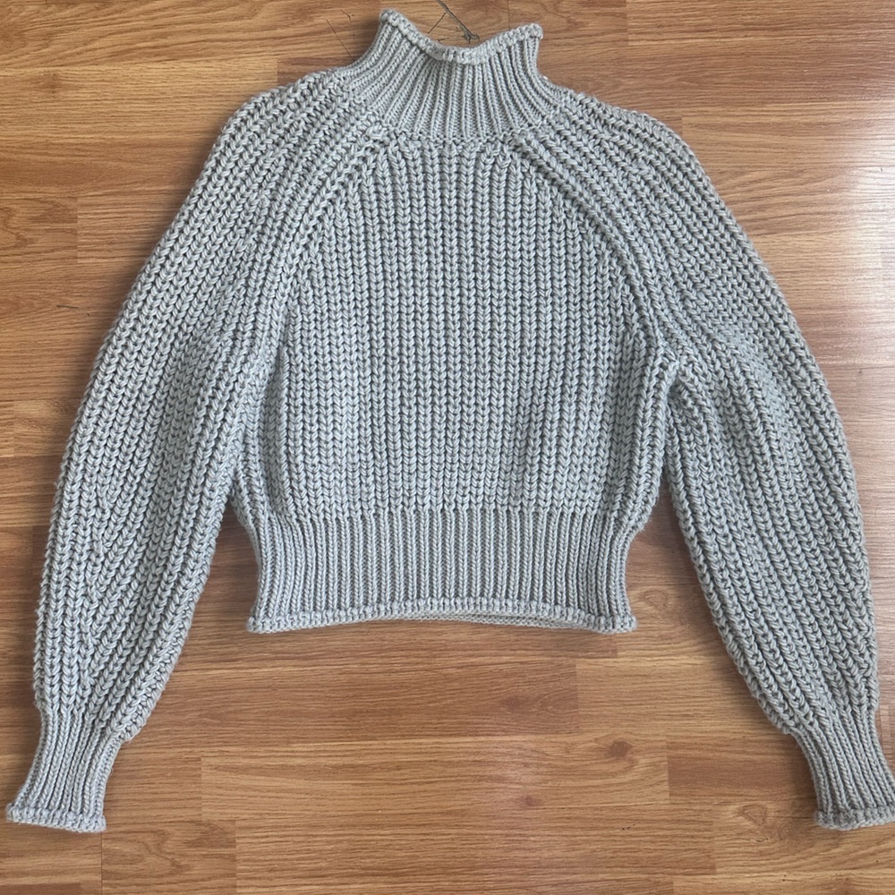 H&M light gray sweater size XS, worn twice. Perfect for winter.